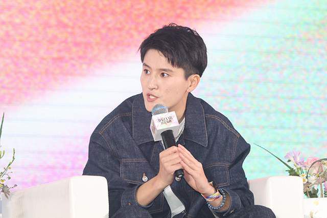 演出完事儿之后我就去机场。